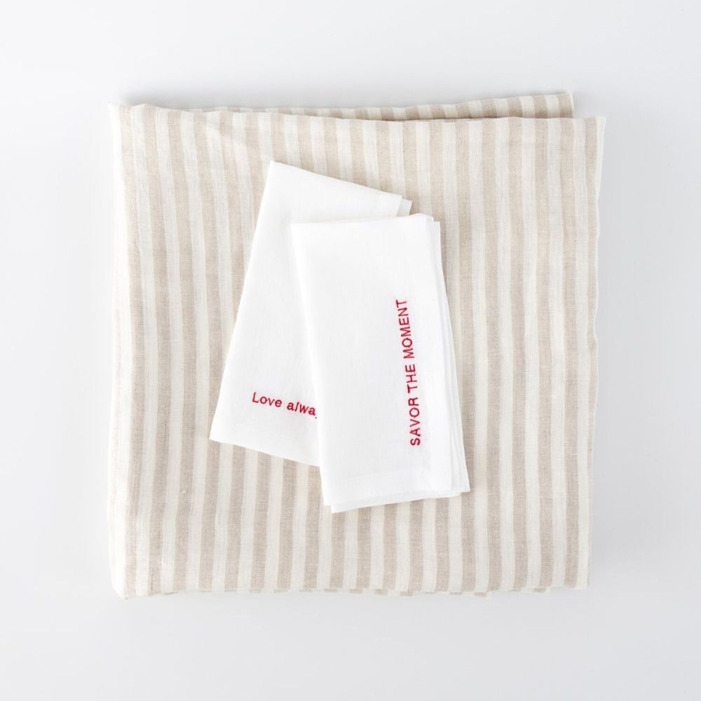 Linge de table textile - Serviettes en lin brodées – “Savor the Moment” & “Love Always” - OURY HOME