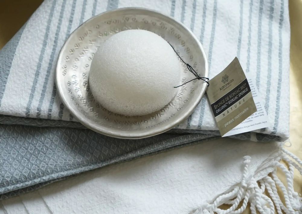 Cosmétiques - EPONGE DE KONJAC BIOLOGIQUE NATURELLE - EN BOÎTE - KARAWAN AUTHENTIC