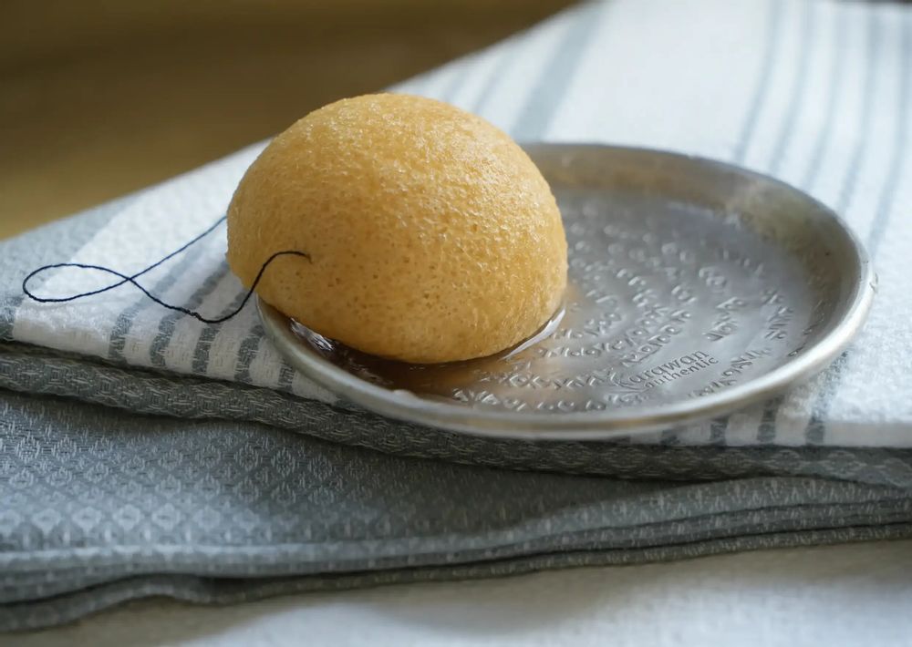Cosmétiques - EPONGE DE KONJAC BIOLOGIQUE ENRICHIE AU CURCUMA - EN BOÎTE - KARAWAN AUTHENTIC