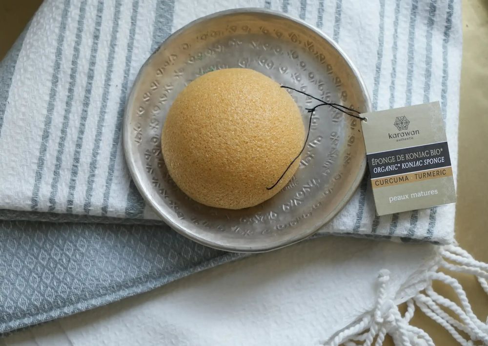Cosmétiques - EPONGE DE KONJAC BIOLOGIQUE ENRICHIE AU CURCUMA - EN BOÎTE - KARAWAN AUTHENTIC