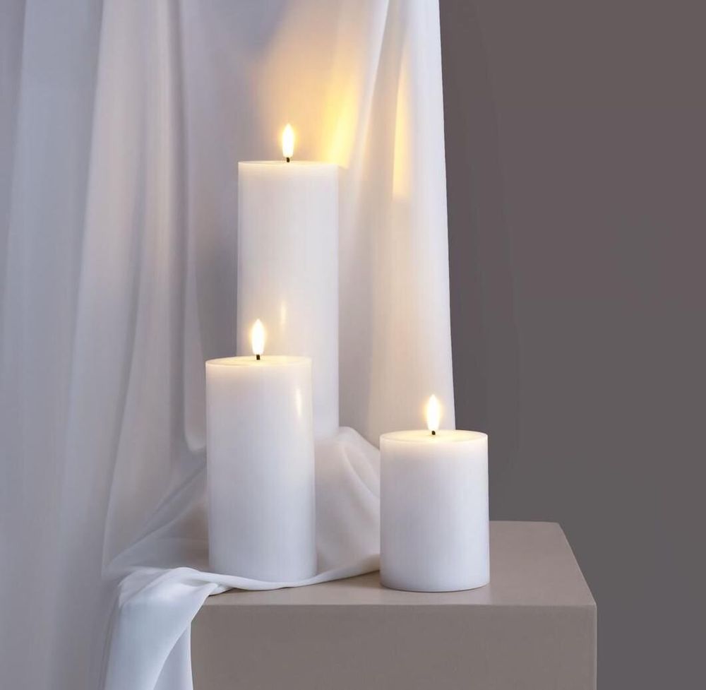 Éclairage LED - Basic Colours Pillar Candles Silk - MOODS & MORE