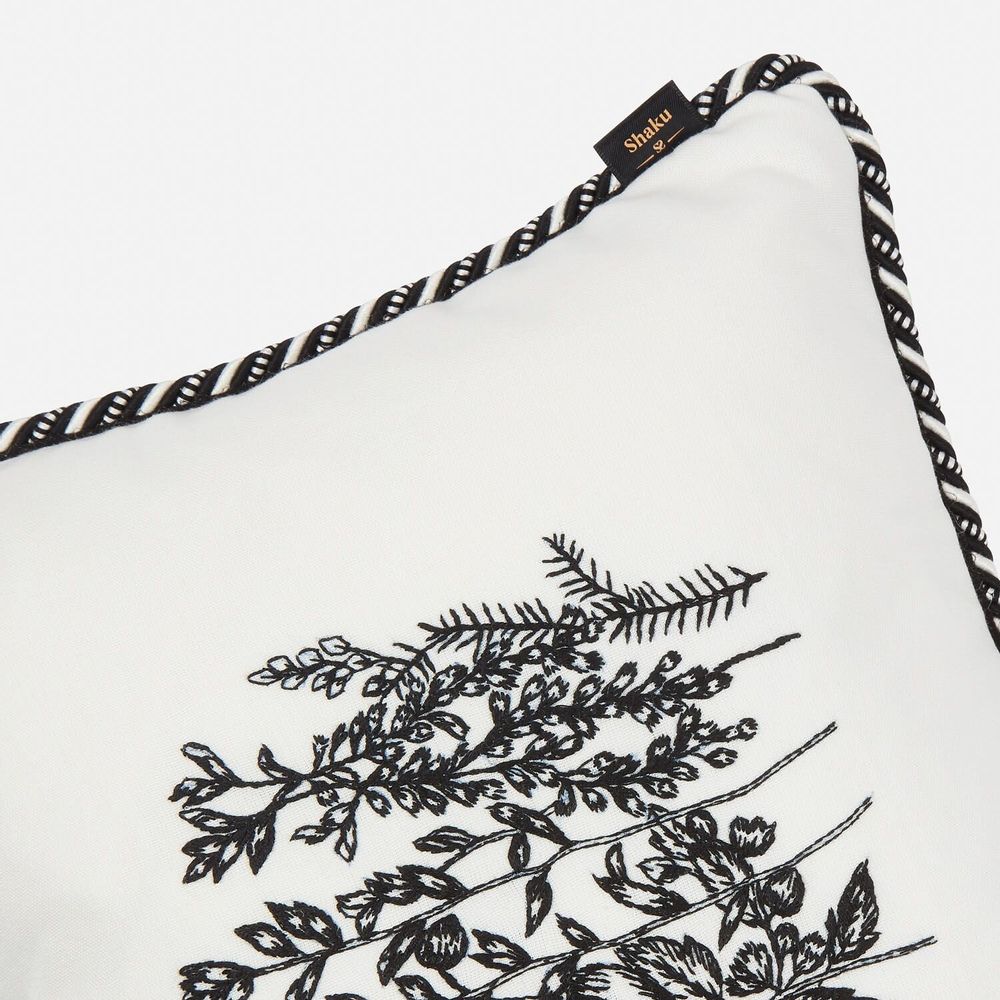 Coussins textile - Coussin italien brodé à la main « Meadow », 50 x 35 cm - SHAKU