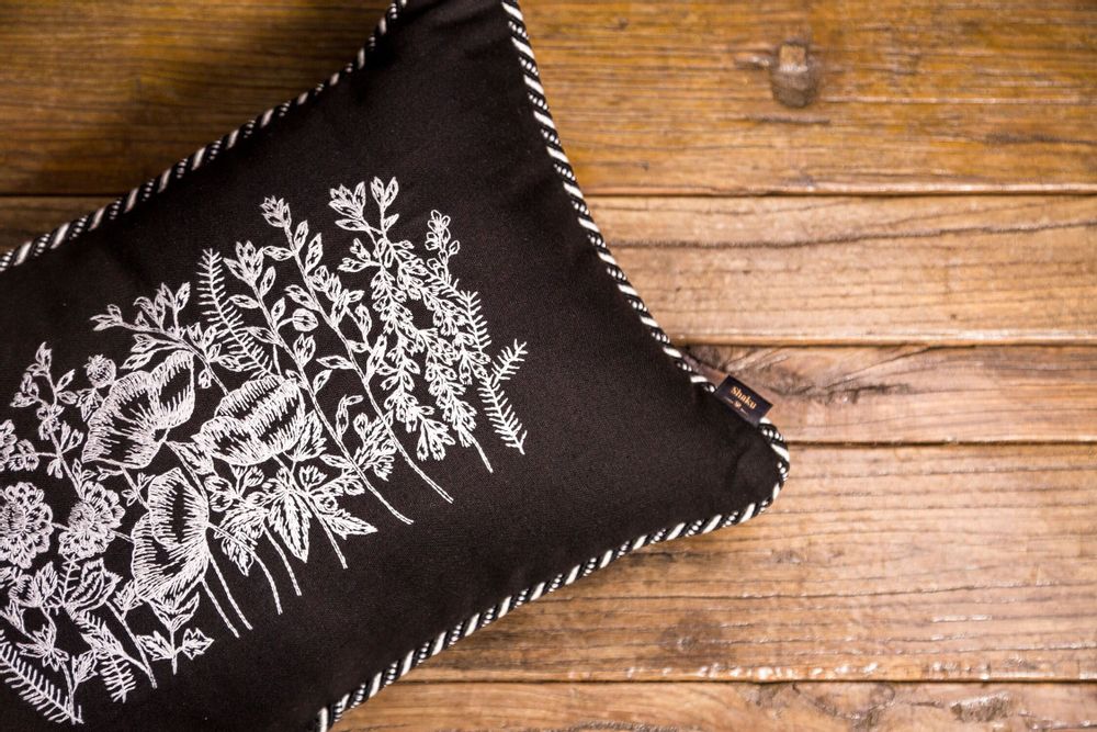 Coussins textile - Coussin italien brodé à la main « Meadow », 50 x 35 cm - SHAKU