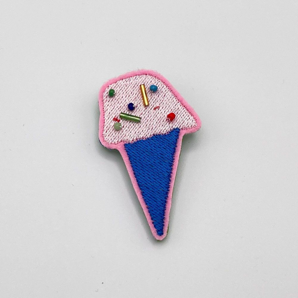 Cadeaux - Pin’s brodé "Ice Cream – Un talisman fondant, brodé de joie - PETIT POIRIER