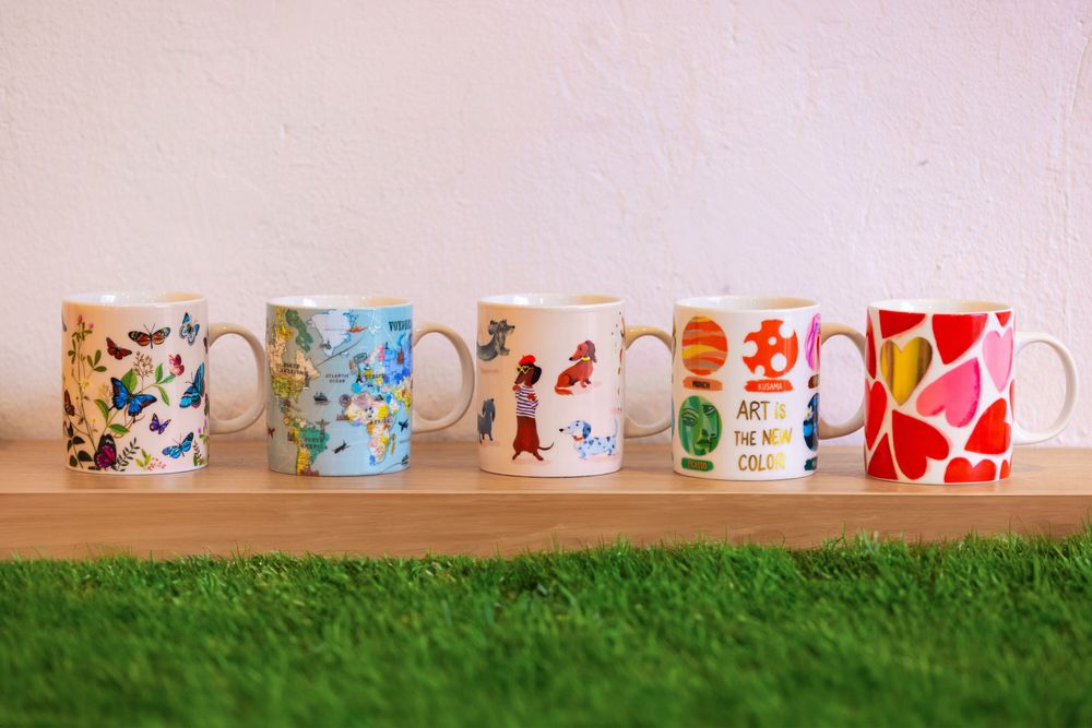 Tea and coffee accessories - Ceramic mugs illustrated with their gift box and gilding - CARTESDART