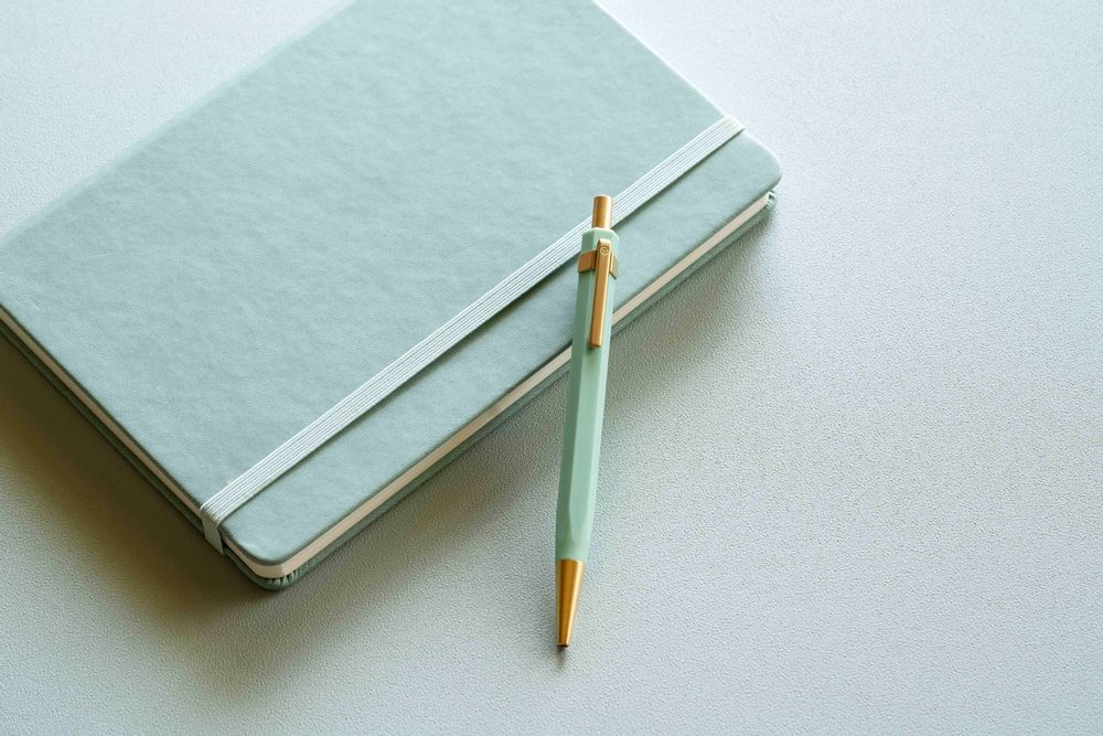 Everyday plates - Glamour Evolve - Ocean Sustainable Ballpoint Pen - YSTUDIO