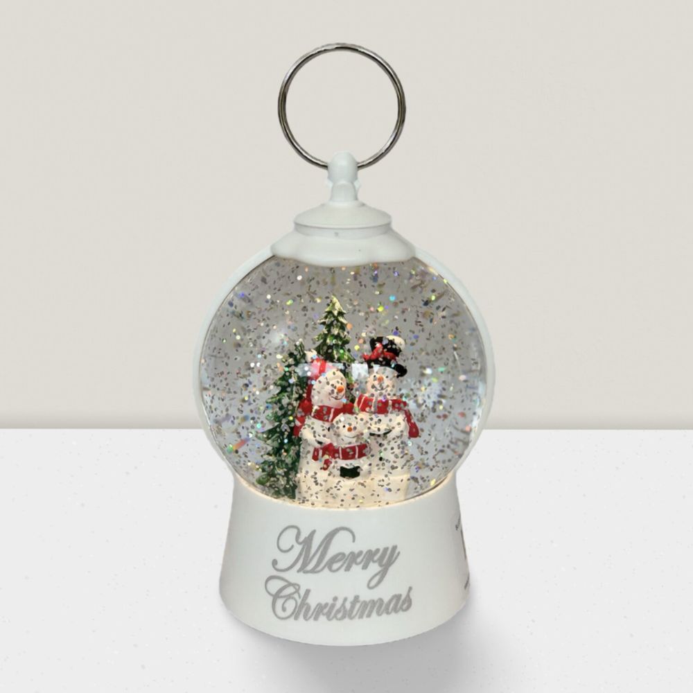 Autres décorations de Noël - Lanterne Boule à Neige LED de Noël – Scène Famille Bonhomme de Neige (Design Blanc « Merry Christmas ») – LED Blanc Chaud – Minuterie & Option DC - BLUE STAR B.V.