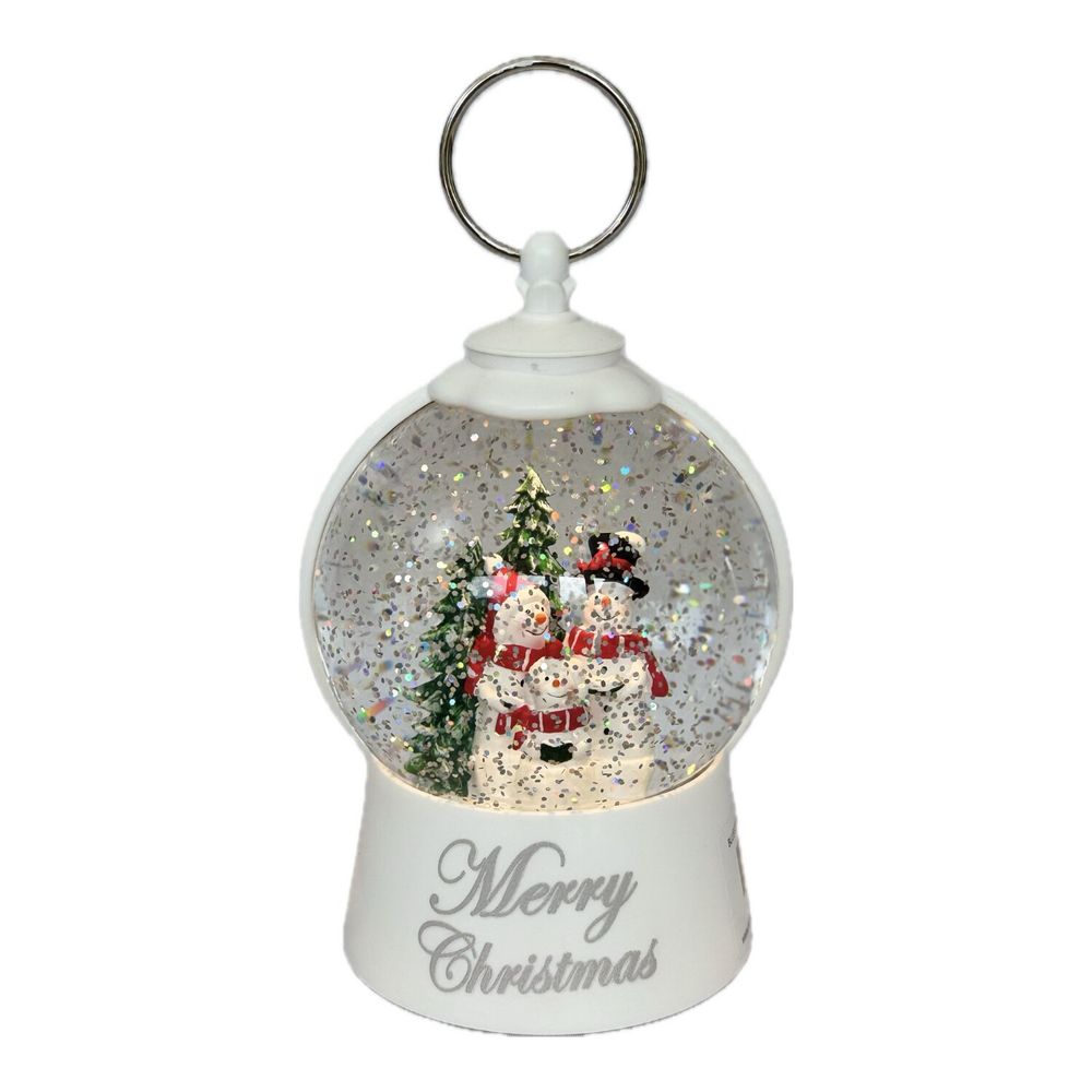 Autres décorations de Noël - Lanterne Boule à Neige LED de Noël – Scène Famille Bonhomme de Neige (Design Blanc « Merry Christmas ») – LED Blanc Chaud – Minuterie & Option DC - BLUE STAR B.V.