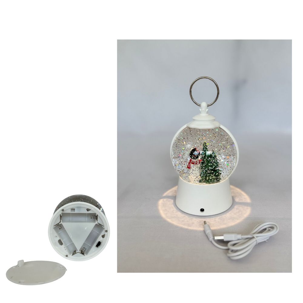 Autres décorations de Noël - Lanterne Boule à Neige LED de Noël – Scène Famille Bonhomme de Neige (Design Blanc « Merry Christmas ») – LED Blanc Chaud – Minuterie & Option DC - BLUE STAR B.V.