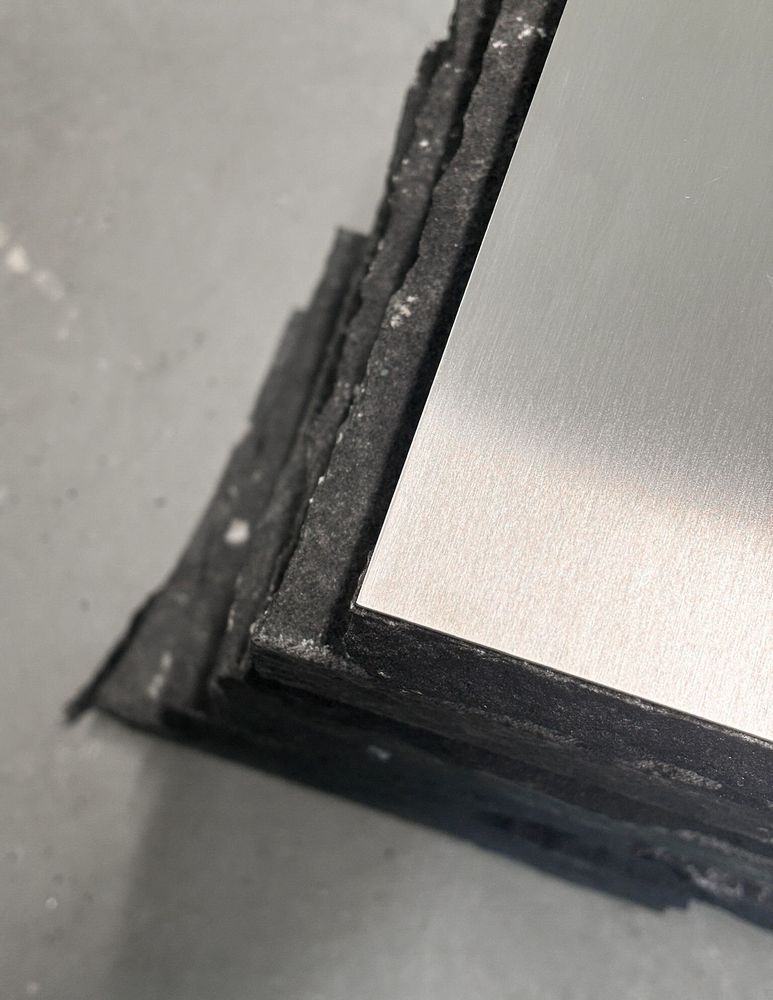 Tables basses - Table à café sculpturale en basalte noir et acier inoxydable [Tecton] - CASE STUDIOS