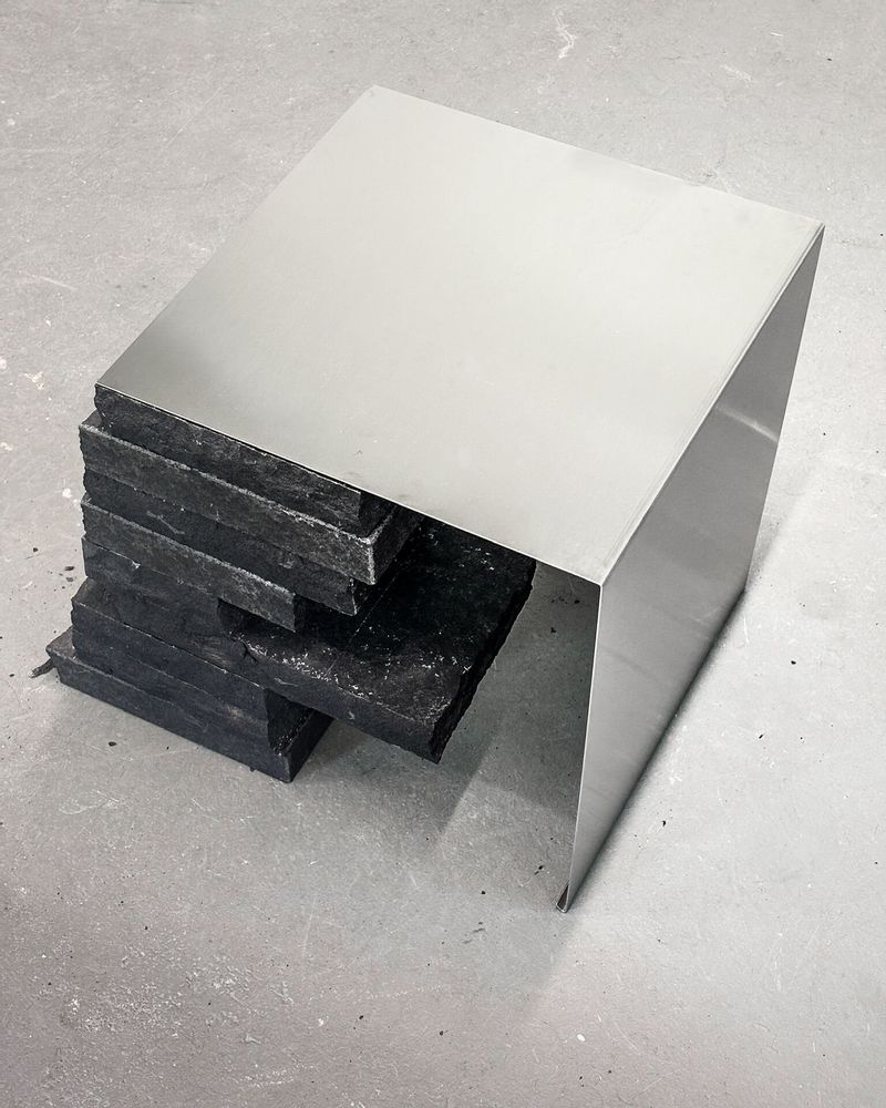 Tables basses - Table à café sculpturale en basalte noir et acier inoxydable [Tecton] - CASE STUDIOS