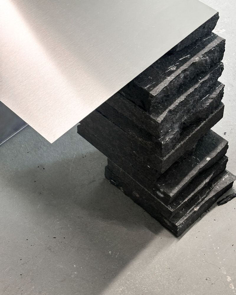 Tables basses - Table à café sculpturale en basalte noir et acier inoxydable [Tecton] - CASE STUDIOS