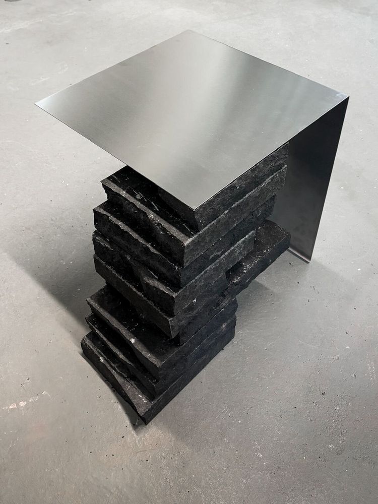 Tables basses - Table à café sculpturale en basalte noir et acier inoxydable [Tecton] - CASE STUDIOS