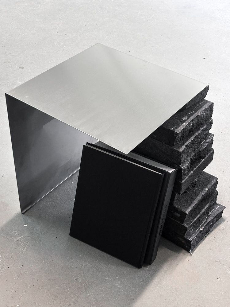Tables basses - Table à café sculpturale en basalte noir et acier inoxydable [Tecton] - CASE STUDIOS
