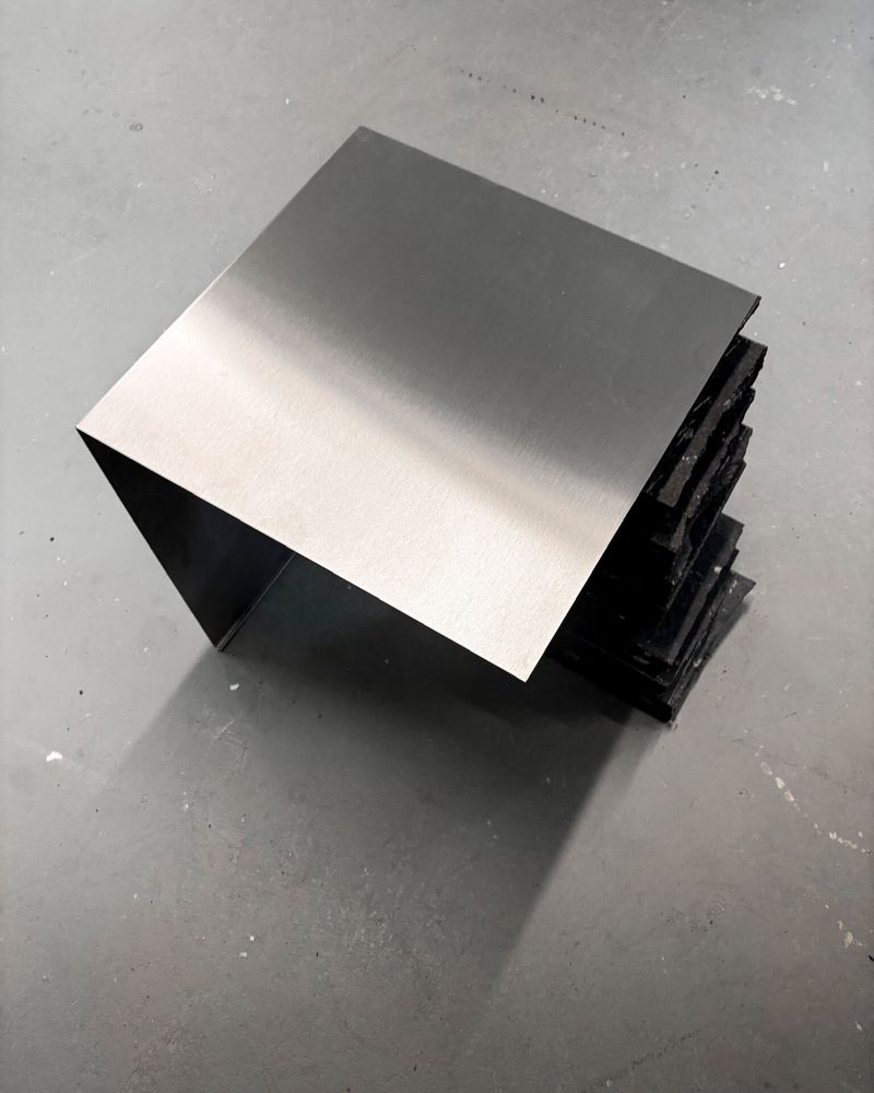 Tables basses - Table à café sculpturale en basalte noir et acier inoxydable [Tecton] - CASE STUDIOS