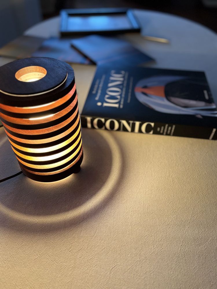 Lampes de table - VOLTA - Lampe de table en bois d'acajou massif africain - SHALL WE PLAY A GAME?