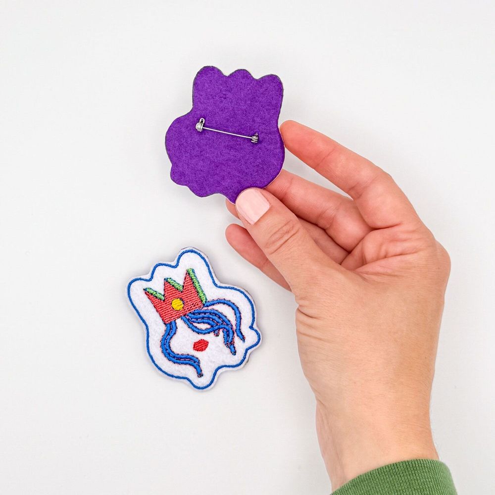 Cadeaux - Broche “Queen, mais libre” – Talisman pour régner à sa façon - PETIT POIRIER