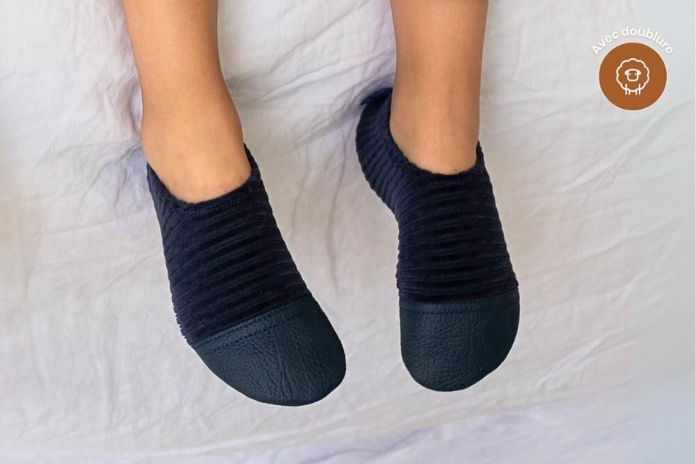 Mode enfantine - Chaussons souples d'intérieur - Les Petits Velours Bleu Profond - LES PAS PETITS