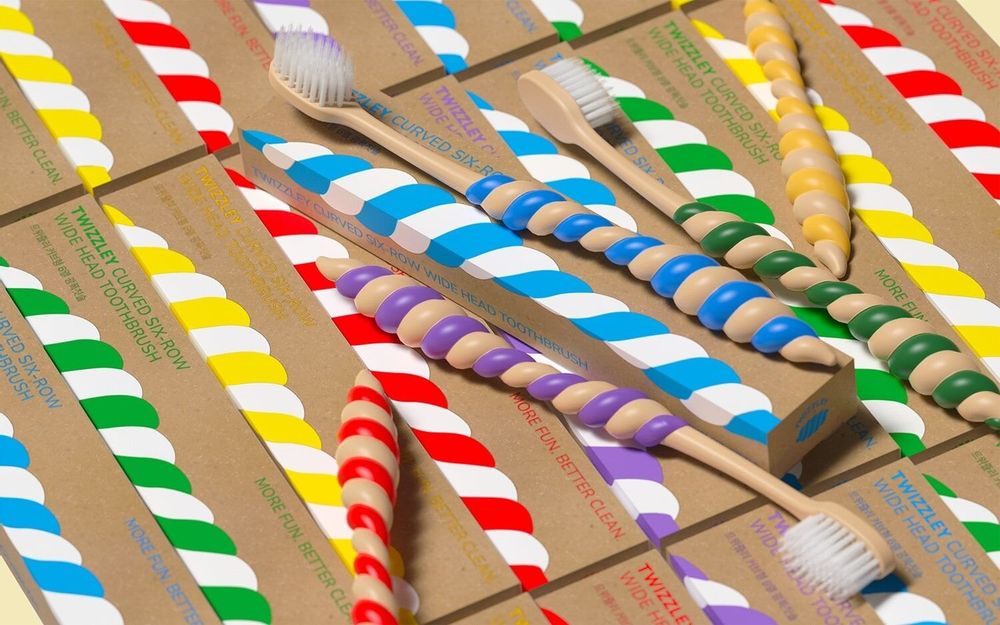 Accessoires à poser - [TWIZZLEY] BROSSE À DENTS INCURVÉE À TÊTE LARGE À 6 RANGÉES (CRAYON) - SEOUL DESIGN FOUNDATION