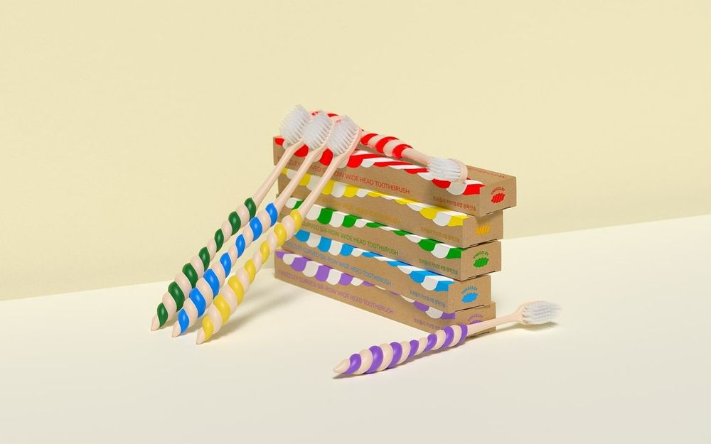 Accessoires à poser - [TWIZZLEY] BROSSE À DENTS INCURVÉE À TÊTE LARGE À 6 RANGÉES (CRAYON) - SEOUL DESIGN FOUNDATION