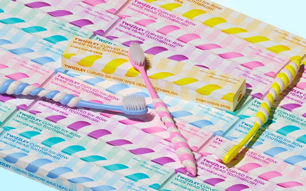 Accessoires à poser - [TWIZZLEY] BROSSE À DENTS INCURVÉE À TÊTE LARGE À 6 RANGÉES (MACARON) - SEOUL DESIGN FOUNDATION