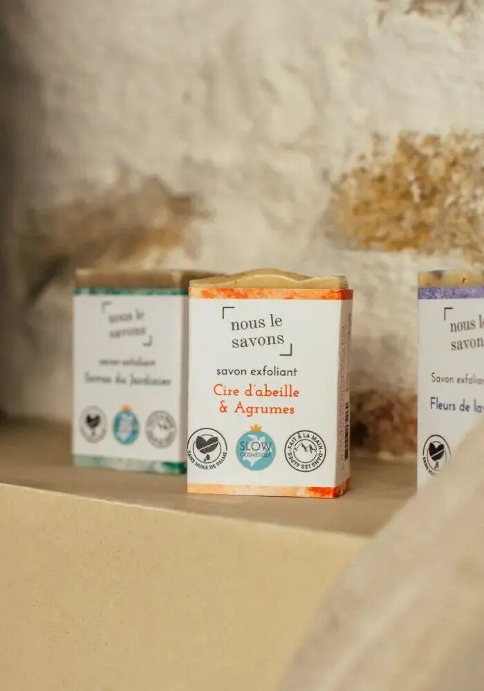 Cosmétiques - Savon bio exfoliant - Cire d'abeille & Agrumes - NOUS LE SAVONS