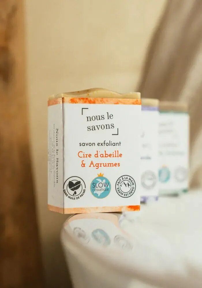 Cosmétiques - Savon bio exfoliant - Cire d'abeille & Agrumes - NOUS LE SAVONS