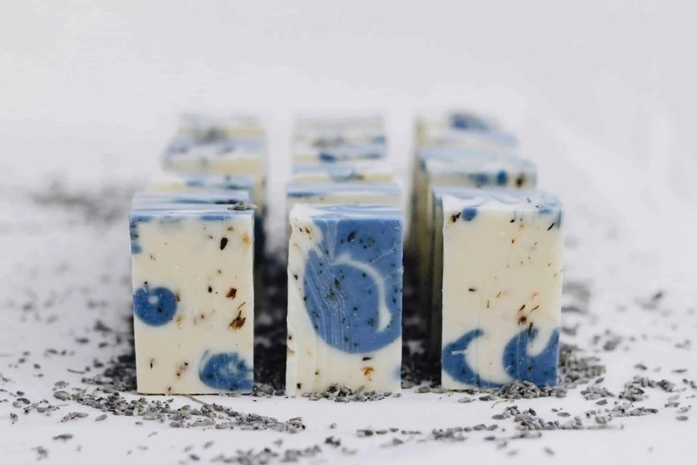 Cosmétiques - Savon bio exfoliant - Fleurs de lavande - NOUS LE SAVONS
