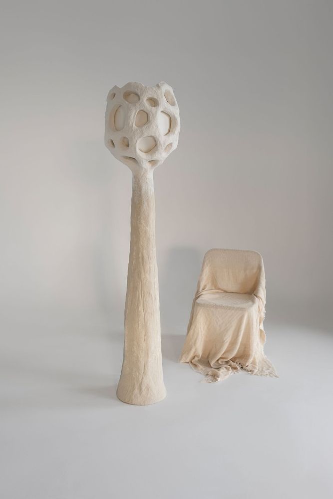Lampadaires - Lampadaire sculptural Buton — Base en biocomposite et abat-jour en lin - PLETOSTUDIO