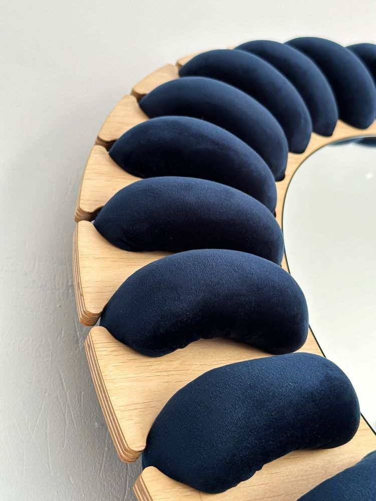 Miroirs - Miroir en velours SUNNY — Cadre sculptural avec cordon en velours fait - PLETOSTUDIO