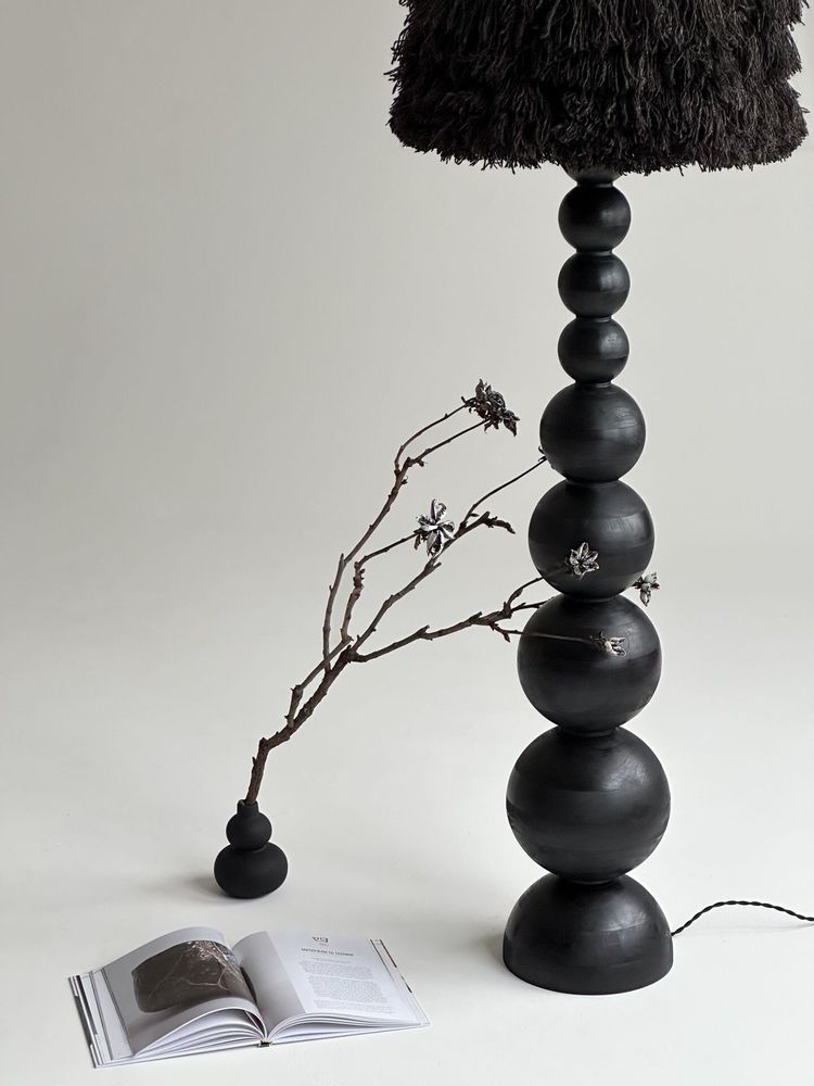 Lampadaires - Lampadaire WABI Japandi — Bois et laine carbonisés faits à la main - PLETOSTUDIO