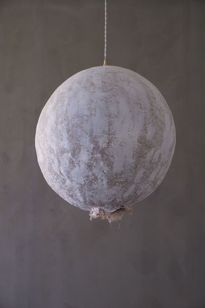 Plafonniers - Grande lampe suspendue Svitylo — Forme de lune sculpturale en fibre de - PLETOSTUDIO