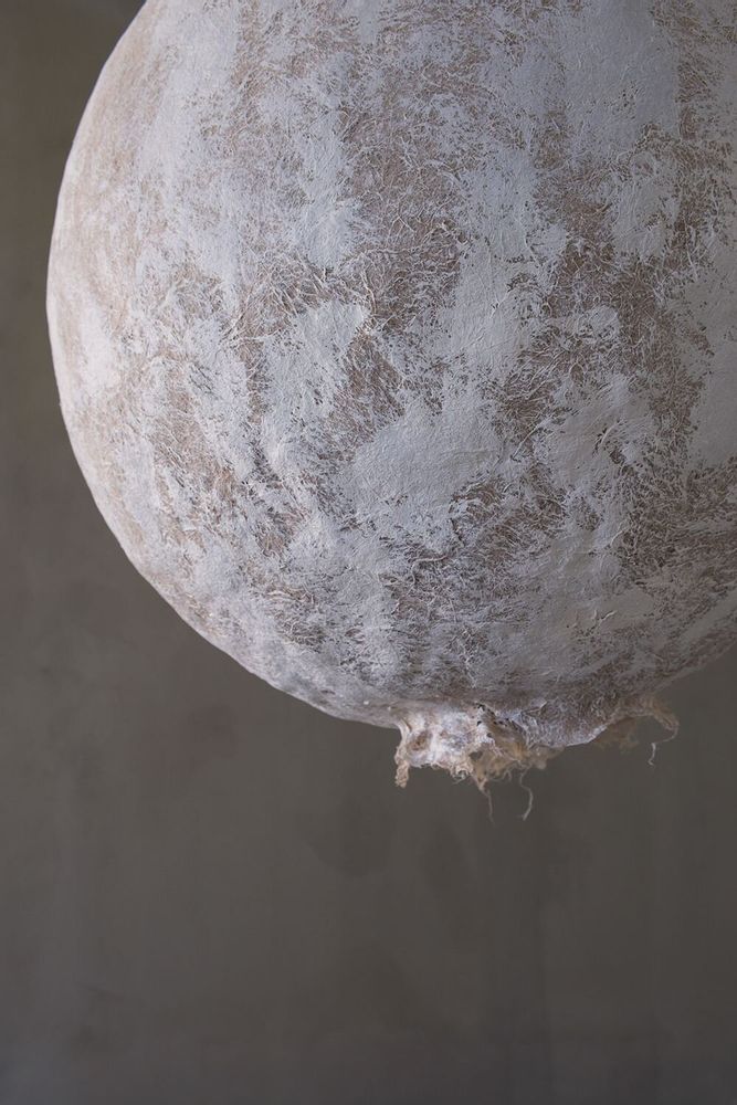Plafonniers - Grande lampe suspendue Svitylo — Forme de lune sculpturale en fibre de - PLETOSTUDIO