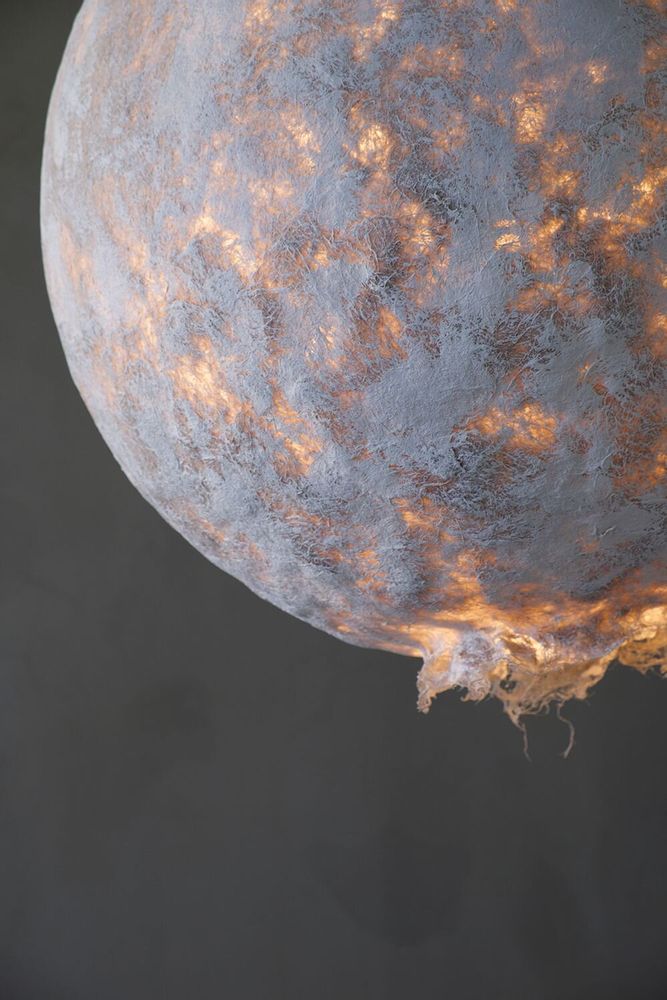 Plafonniers - Grande lampe suspendue Svitylo — Forme de lune sculpturale en fibre de - PLETOSTUDIO