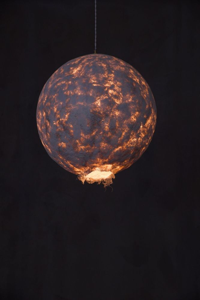 Plafonniers - Grande lampe suspendue Svitylo — Forme de lune sculpturale en fibre de - PLETOSTUDIO