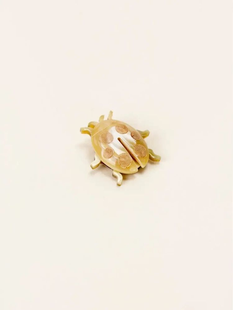 Brooches - Cocinelle brooch in blond horn - L INDOCHINEUR X RIVÊT