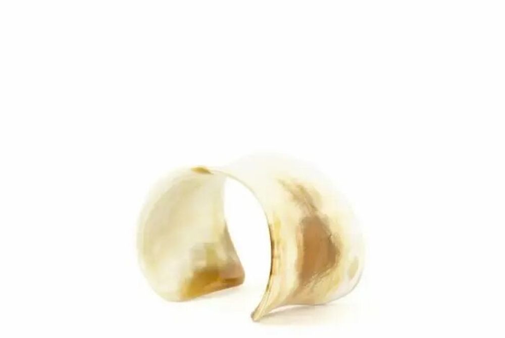 Bracelets - Curved open bracelet in blond horn in Size M - L INDOCHINEUR X RIVÊT