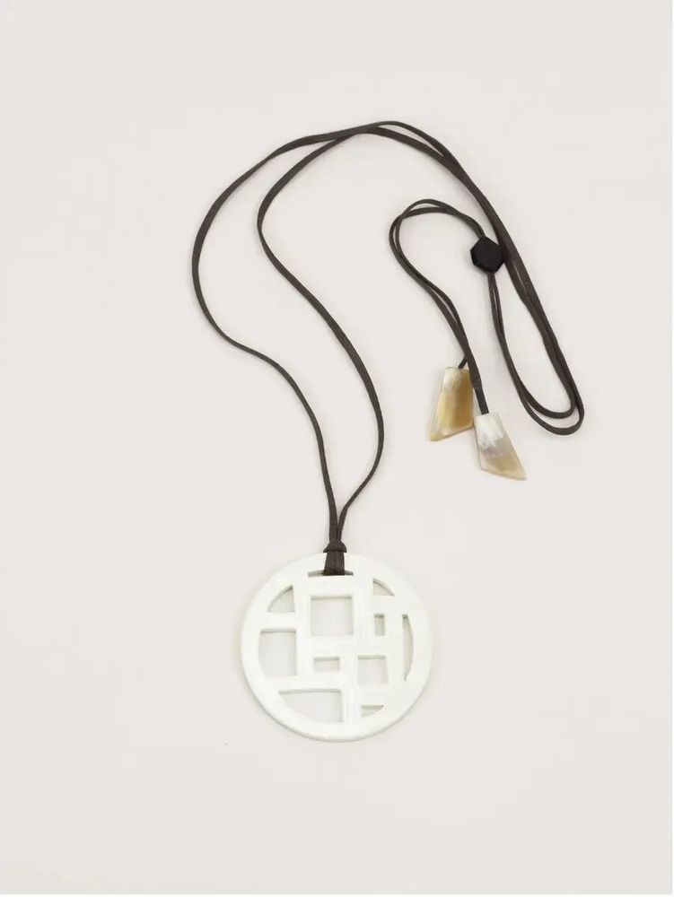 Bijoux - Pendentif damier bords libres laqué café crème - L INDOCHINEUR X RIVÊT