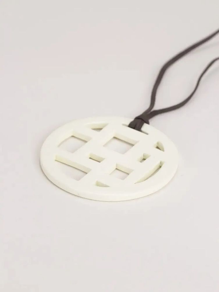 Bijoux - Pendentif damier bords libres laqué café crème - L INDOCHINEUR X RIVÊT