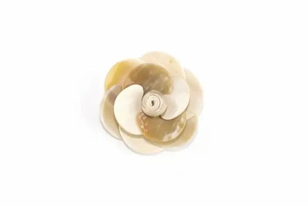 Brooches - Flower brooch in blond horn - L INDOCHINEUR X RIVÊT