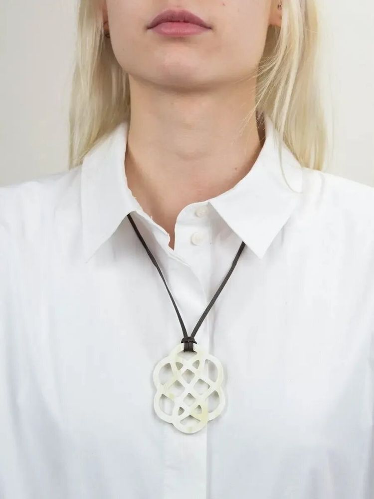 Jewelry - Flower pendant in blond horn - L INDOCHINEUR X RIVÊT