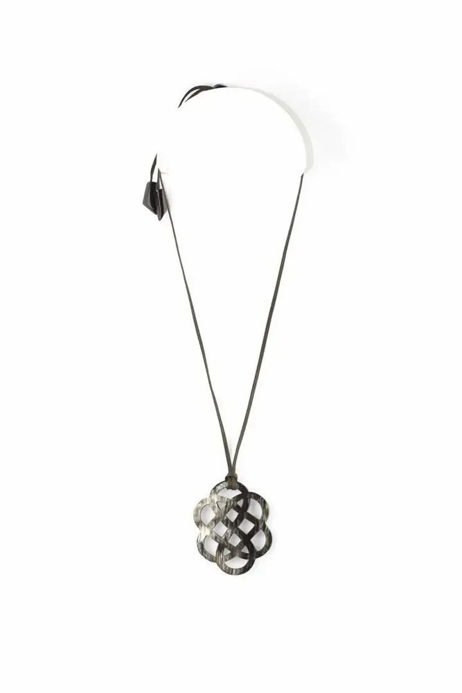 Jewelry - Flower pendant in blond horn - L INDOCHINEUR X RIVÊT