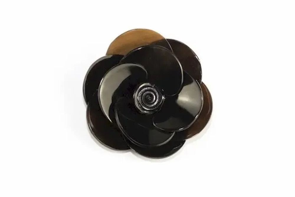 Brooches - Small flower brooch in marbled black horn - L INDOCHINEUR X RIVÊT