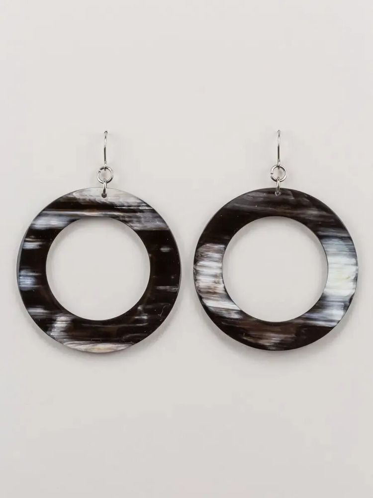 Bijoux - Boucles d'oreilles grand anneau plat en corne blonde et noire - L INDOCHINEUR X RIVÊT