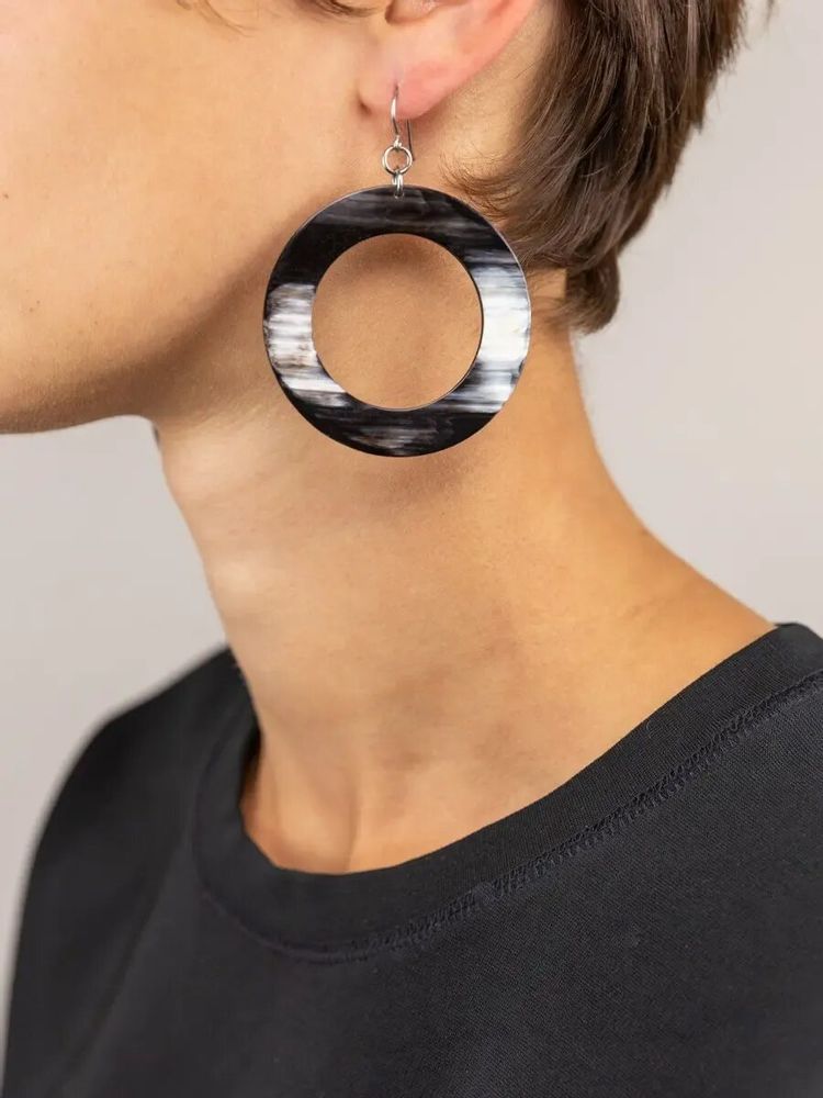Bijoux - Boucles d'oreilles grand anneau plat en corne blonde et noire - L INDOCHINEUR X RIVÊT