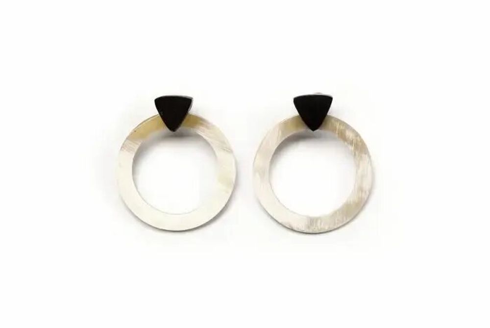 Bijoux - Boucles d'oreilles anneau en corne blonde avec petit triangle noir - L INDOCHINEUR X RIVÊT
