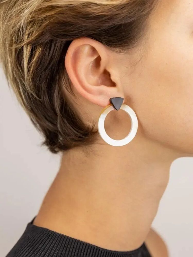 Bijoux - Boucles d'oreilles anneau en corne blonde avec petit triangle noir - L INDOCHINEUR X RIVÊT