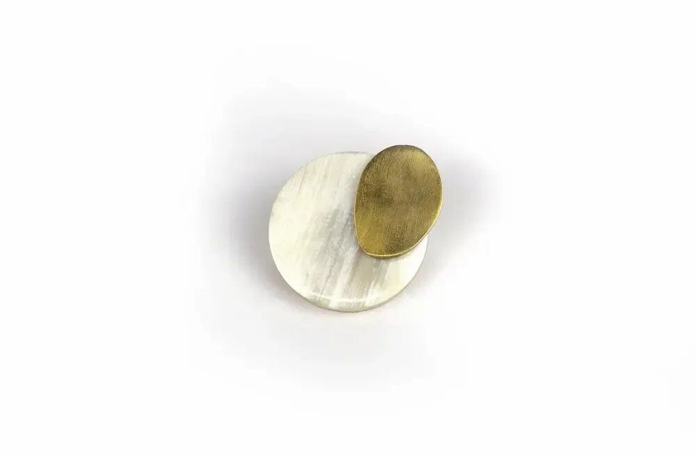 Brooches - Large round brooch in horn and brass - L INDOCHINEUR X RIVÊT