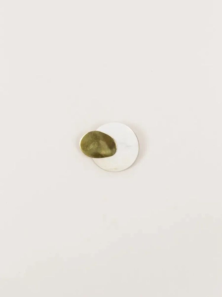 Brooches - Large round brooch in horn and brass - L INDOCHINEUR X RIVÊT