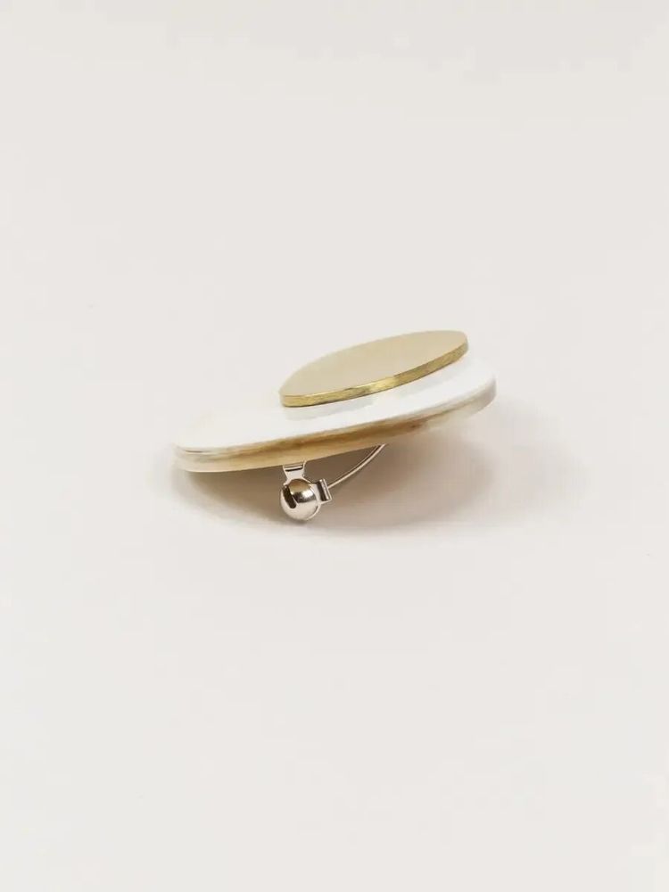 Brooches - Large round brooch in horn and brass - L INDOCHINEUR X RIVÊT